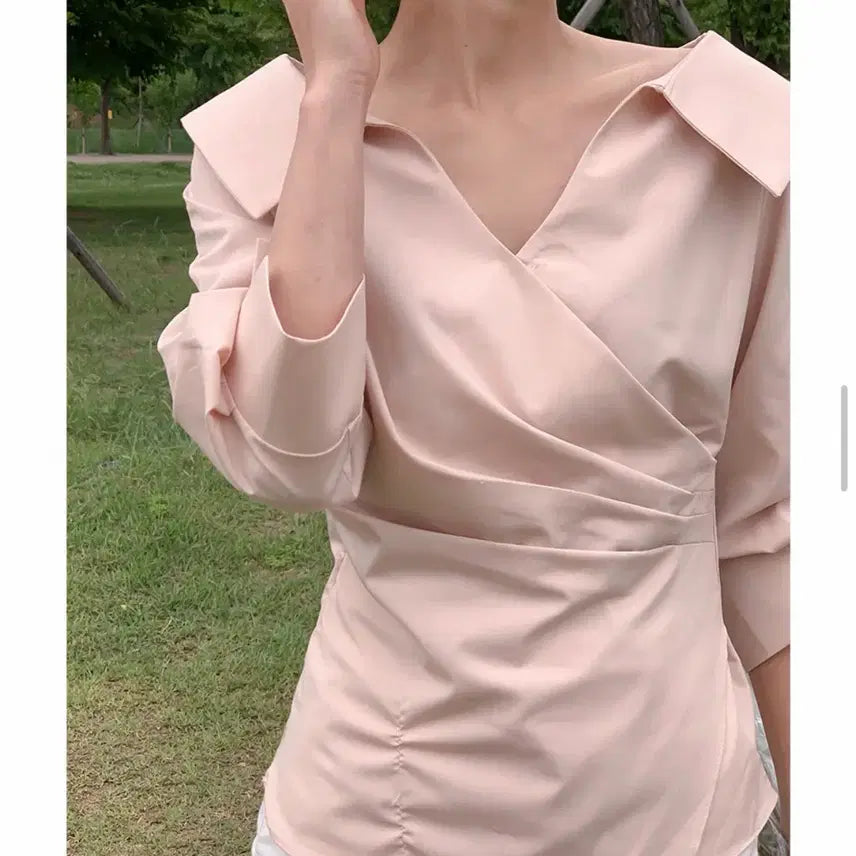 [BUNJANG] Dahlihotel Blonde V-Neck Wrap Blouse / 달리호텔 블론드 카라 브이넥 랩 셔링 블라우스