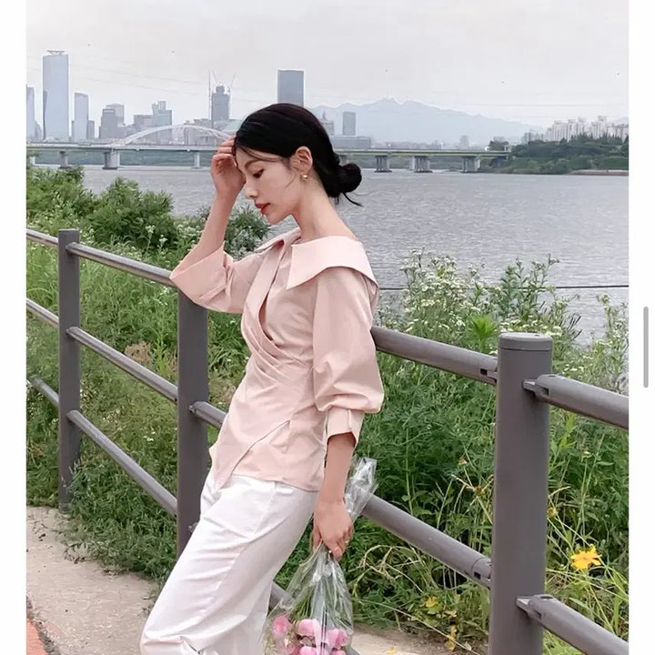 [BUNJANG] Dahlihotel Blonde V-Neck Wrap Blouse / 달리호텔 블론드 카라 브이넥 랩 셔링 블라우스