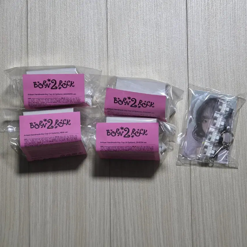 [BUNJANG] QWER 2nd Anniversary Artisan Keycap Set / QWER 2주년 팝업 아티산 키캡 판매합니다 (키링, 포카 포함)