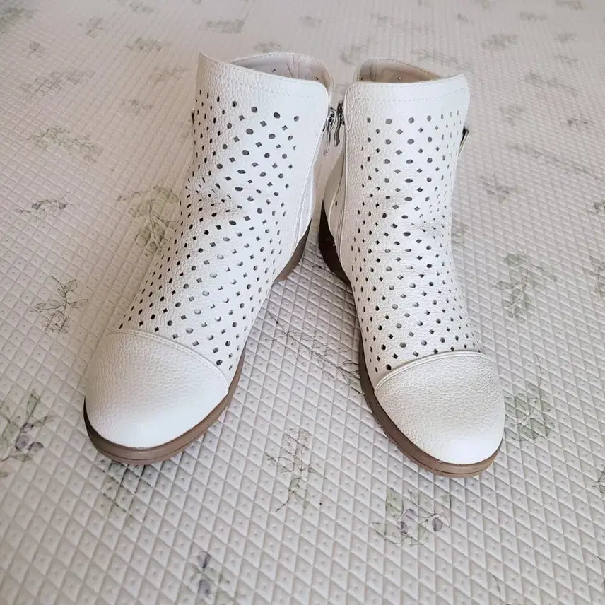 [BUNJANG] Bling Bling Ivory Punching Ankle Boots / 블링블링 펀칭 통굽 앵클부츠 아이보리 240