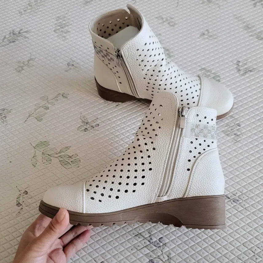 [BUNJANG] Bling Bling Ivory Punching Ankle Boots / 블링블링 펀칭 통굽 앵클부츠 아이보리 240