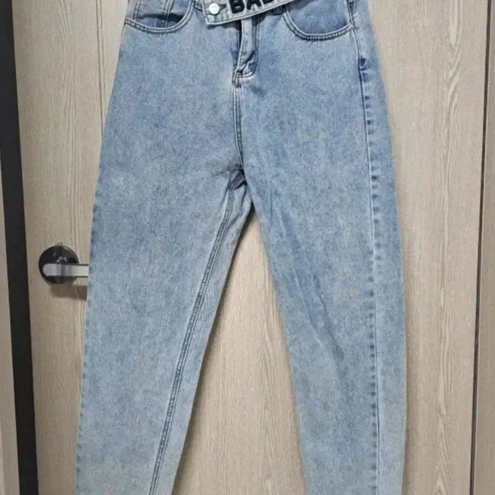 [BUNJANG] Lettering Light Wash Denim Pants / 레터링 연청 데님 팬츠