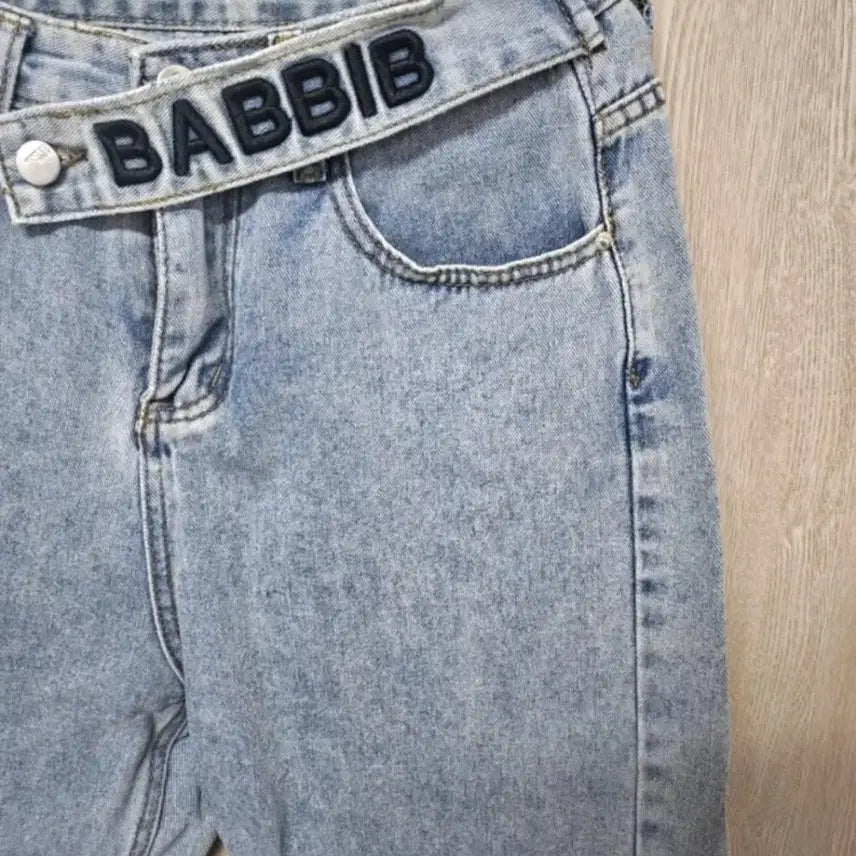 [BUNJANG] Lettering Light Wash Denim Pants / 레터링 연청 데님 팬츠