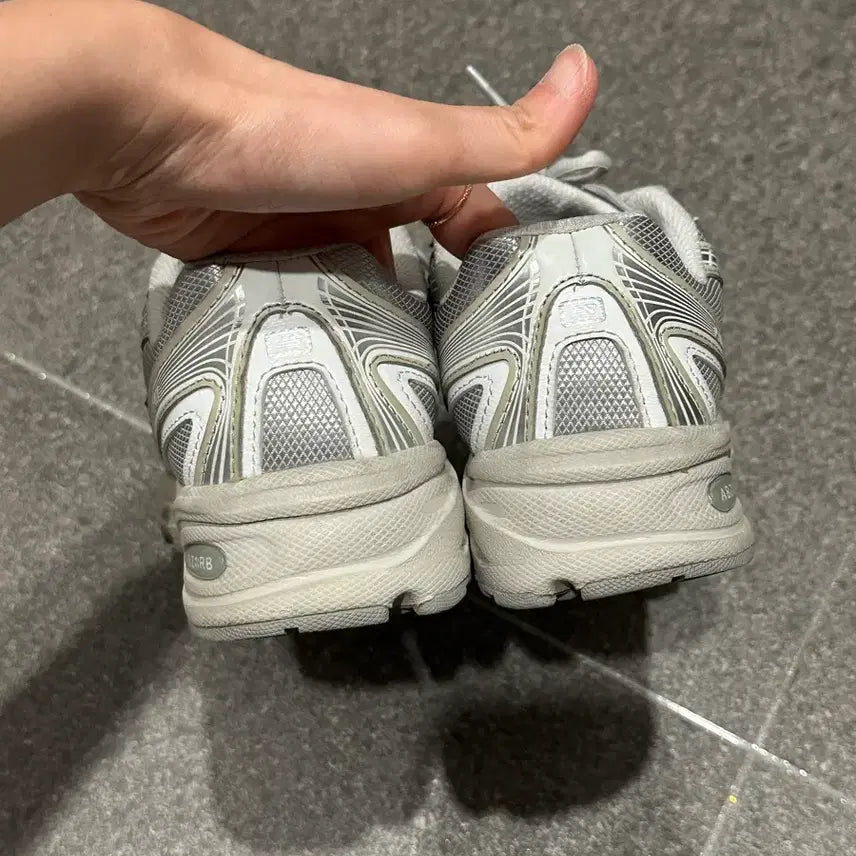 [BUNJANG] New Balance U7405I7 Silver Sneakers / [뉴발란스]U7405I7 운동화(실버) 230