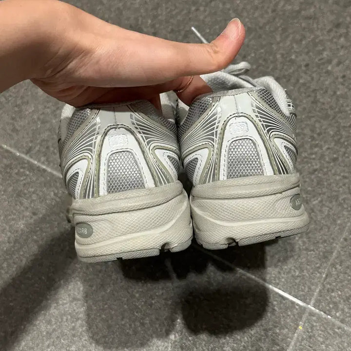 [BUNJANG] New Balance U7405I7 Silver Sneakers / [뉴발란스]U7405I7 운동화(실버) 230
