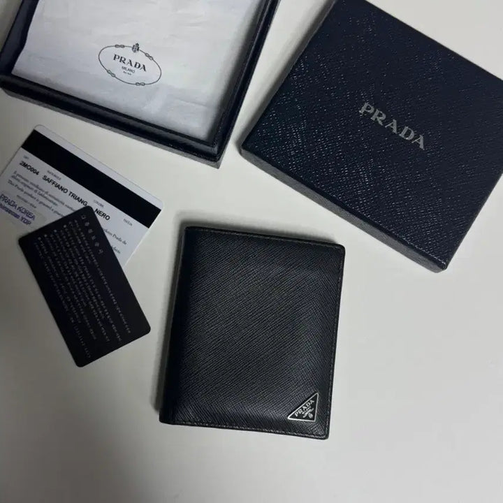 [BUNJANG] Prada Saffiano Side Logo Bi-fold Wallet Black / 프라다 사피아노 사이드로고 반지갑 블랙
