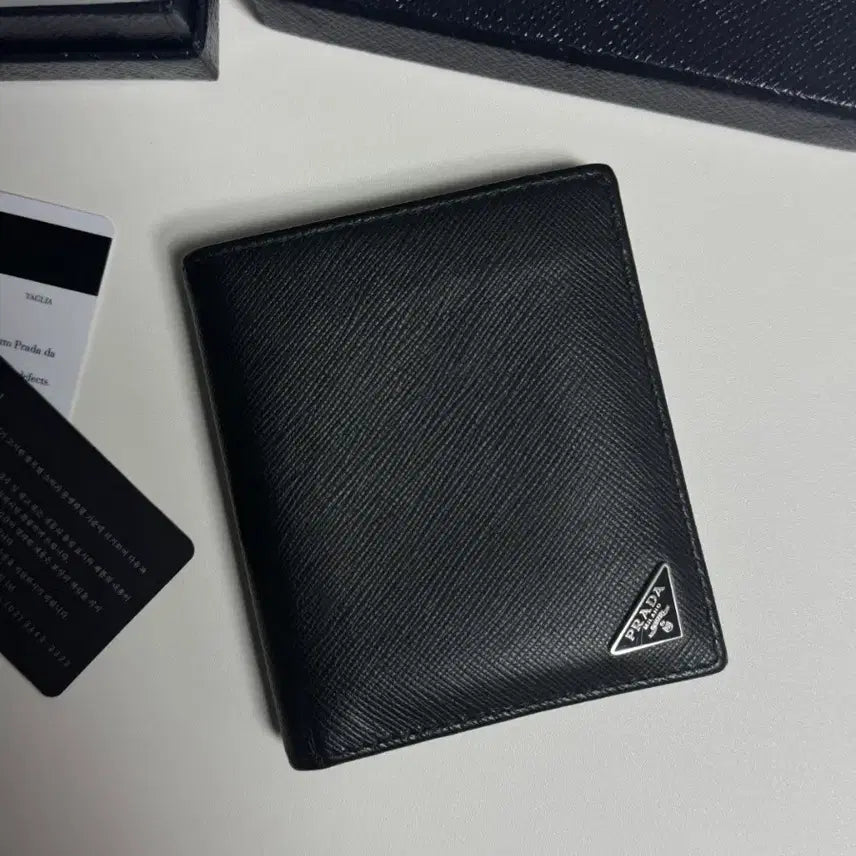 [BUNJANG] Prada Saffiano Side Logo Bi-fold Wallet Black / 프라다 사피아노 사이드로고 반지갑 블랙