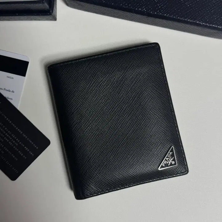 [BUNJANG] Prada Saffiano Side Logo Bi-fold Wallet Black / 프라다 사피아노 사이드로고 반지갑 블랙
