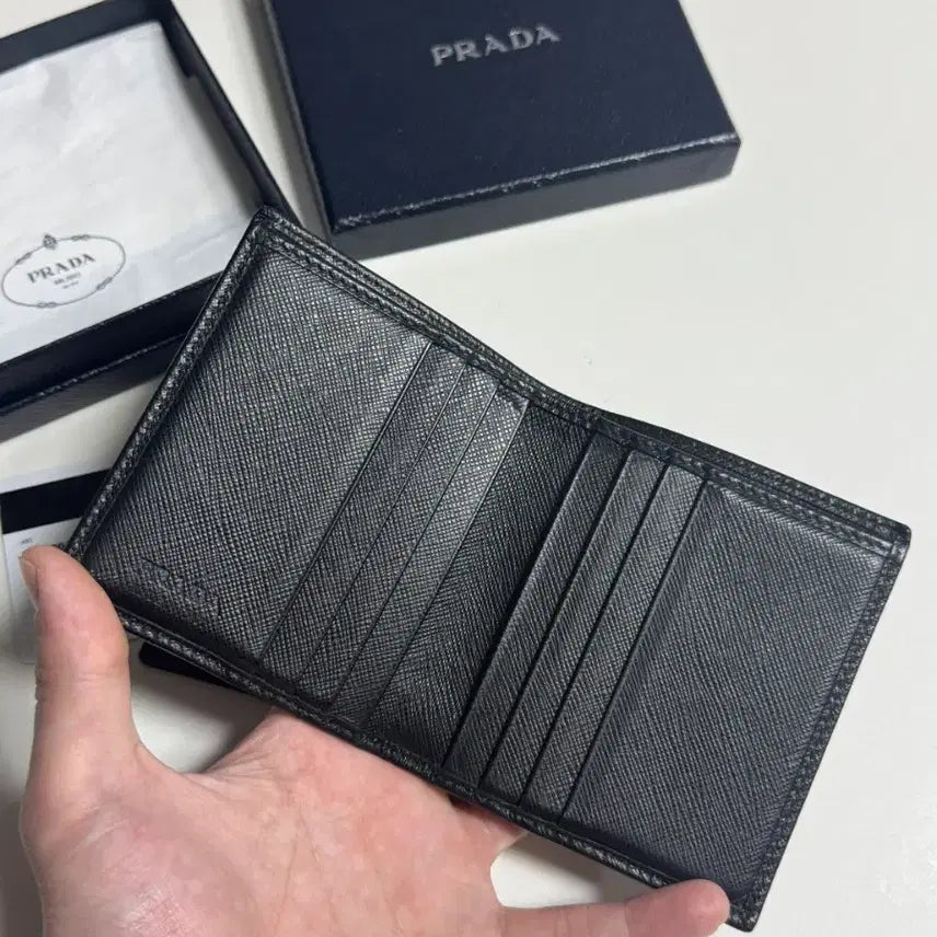 [BUNJANG] Prada Saffiano Side Logo Bi-fold Wallet Black / 프라다 사피아노 사이드로고 반지갑 블랙