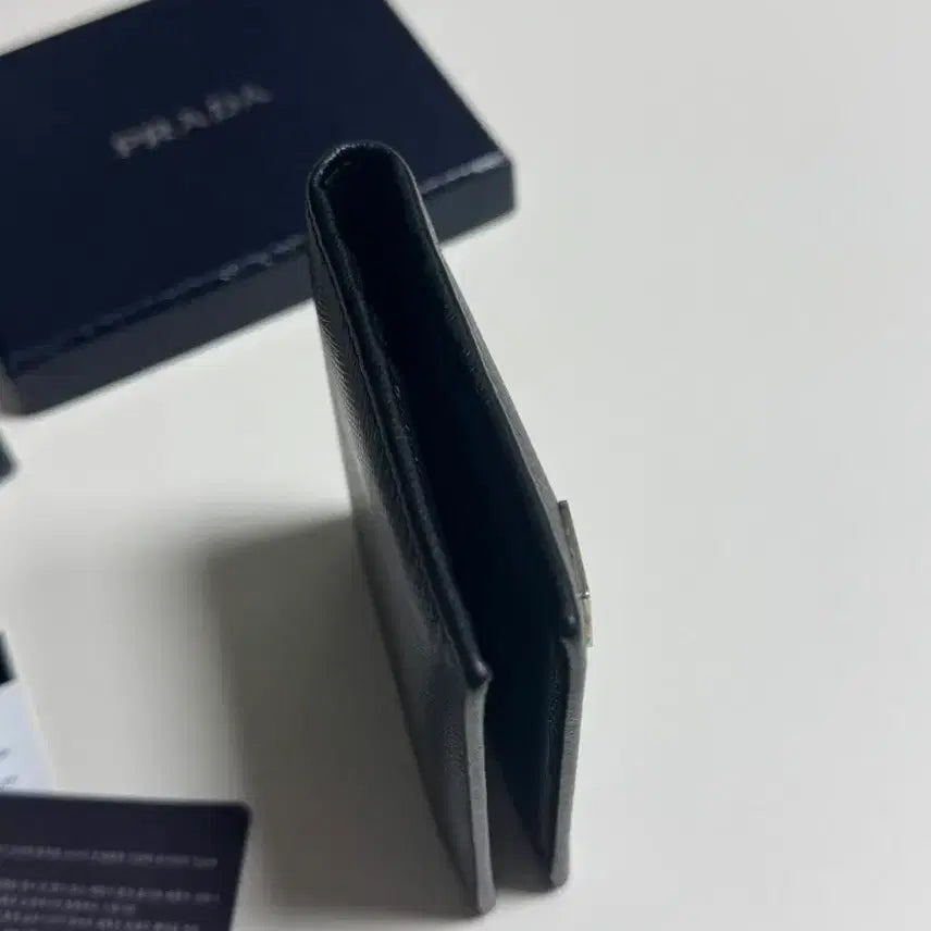 [BUNJANG] Prada Saffiano Side Logo Bi-fold Wallet Black / 프라다 사피아노 사이드로고 반지갑 블랙