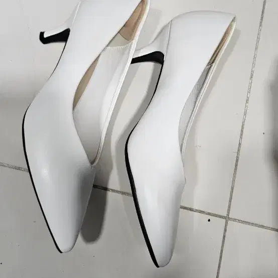 [BUNJANG] The Good Shoes Gloria V-Cut Stiletto Heels / 더착한  글로리아 V컷 스틸레토 힐 플랫 39,900원