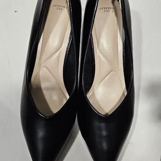[BUNJANG] The Chakhan Gloria V-Cut Stiletto Heel / 더착한  글로리아 V컷 스틸레토 힐 플랫 39,900원