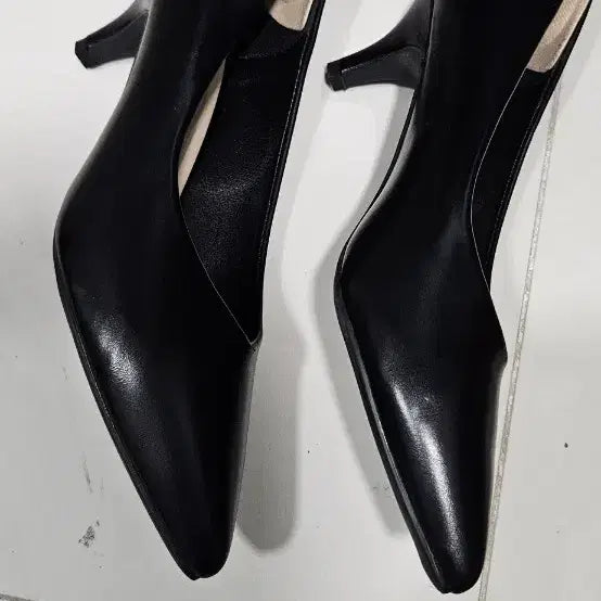 [BUNJANG] The Chakhan Gloria V-Cut Stiletto Heel / 더착한  글로리아 V컷 스틸레토 힐 플랫 39,900원