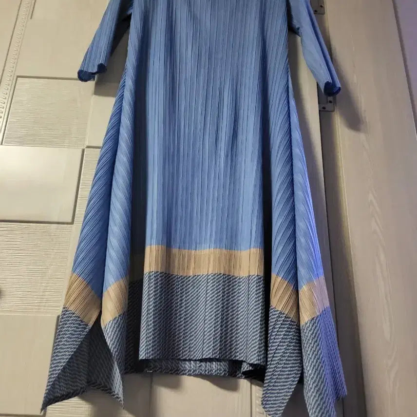 [BUNJANG] Pleated Color Block Long Dress - Sky Blue / 플리츠 배색 롱 원피스 하늘색