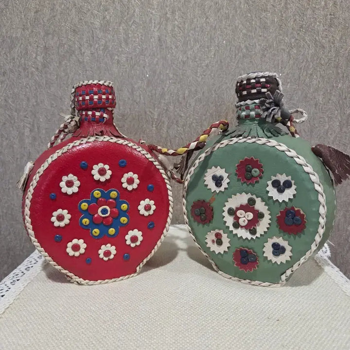 [BUNJANG] Eastern European Vintage Folk Art Leather Flasks (Set of 2) / 동유럽 빈티지 민속 공예 가죽 장식 술병 (2종 세트)
