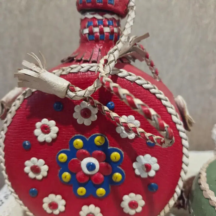 [BUNJANG] Eastern European Vintage Folk Art Leather Flasks (Set of 2) / 동유럽 빈티지 민속 공예 가죽 장식 술병 (2종 세트)