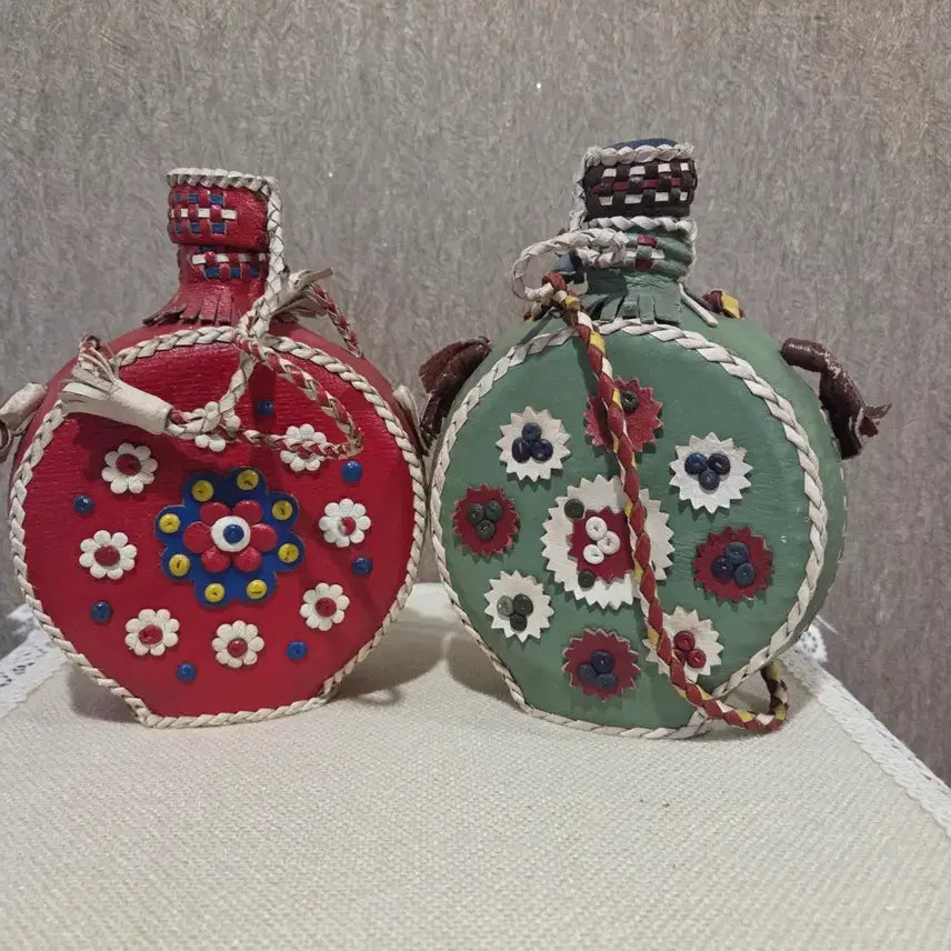 [BUNJANG] Eastern European Vintage Folk Art Leather Flasks (Set of 2) / 동유럽 빈티지 민속 공예 가죽 장식 술병 (2종 세트)