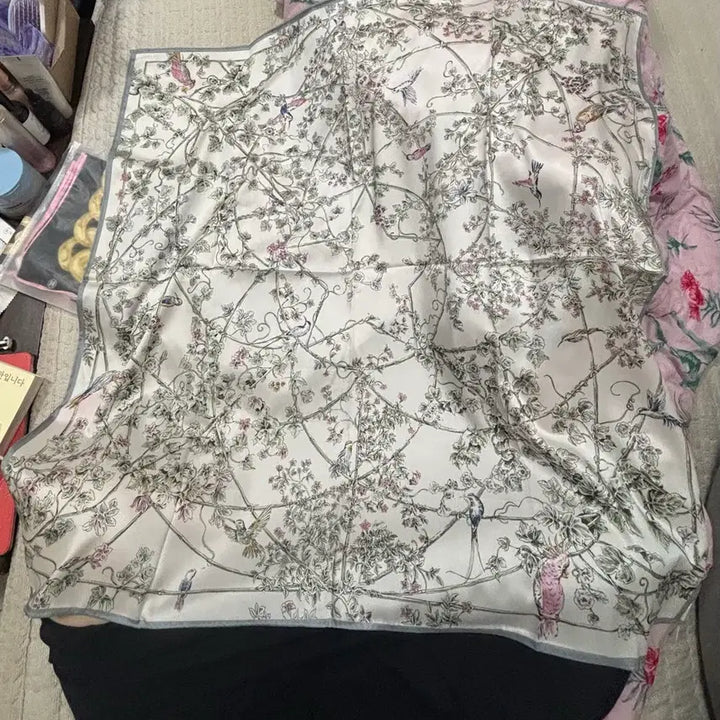 [BUNJANG] Floral Silk Scarf / 화려한 꽃패턴 실크 100% 스카프 팔아요