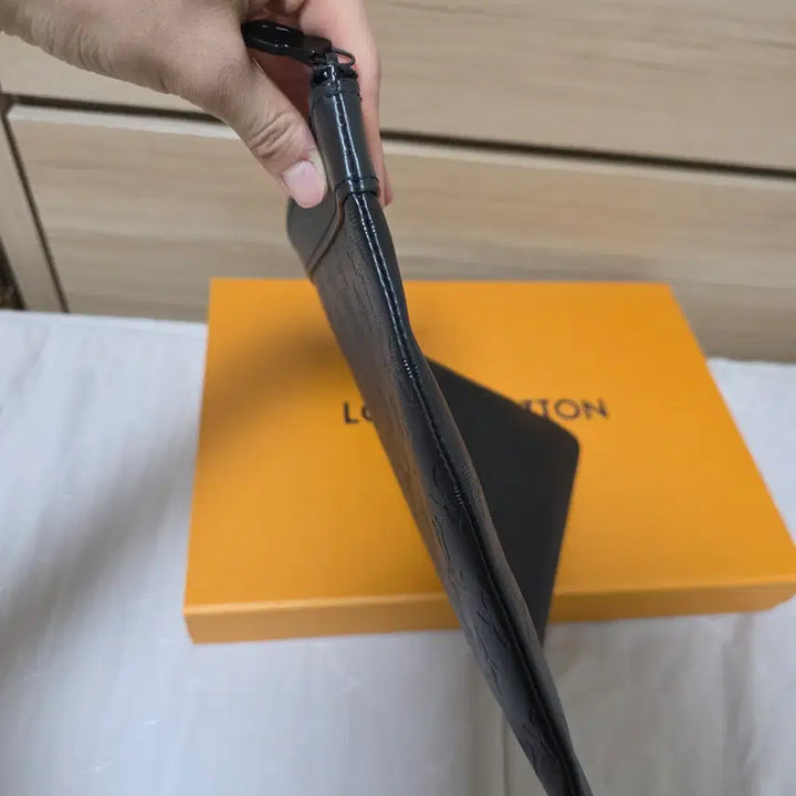 [BUNJANG] Louis Vuitton Monogram Shadow Pochette Clutch Black / 루이비통 쉐도우 포쉐트 모노그램 클러치 블랙