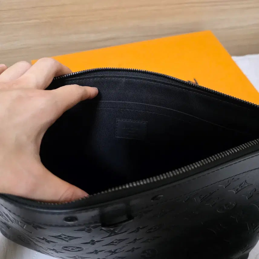 [BUNJANG] Louis Vuitton Monogram Shadow Pochette Clutch Black / 루이비통 쉐도우 포쉐트 모노그램 클러치 블랙