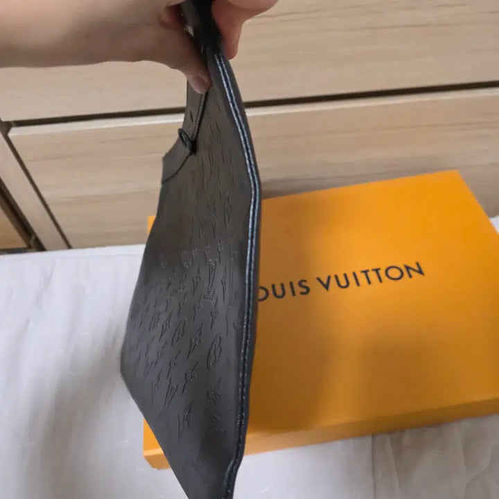 [BUNJANG] Louis Vuitton Monogram Shadow Pochette Clutch Black / 루이비통 쉐도우 포쉐트 모노그램 클러치 블랙