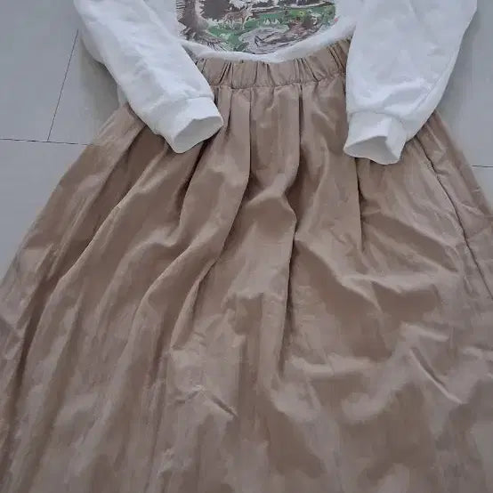 [BUNJANG] White Printed Sweatshirt &amp; Beige Long Skirt Set / 흰색 프린팅 맨투맨 + 베이지 롱 스커트