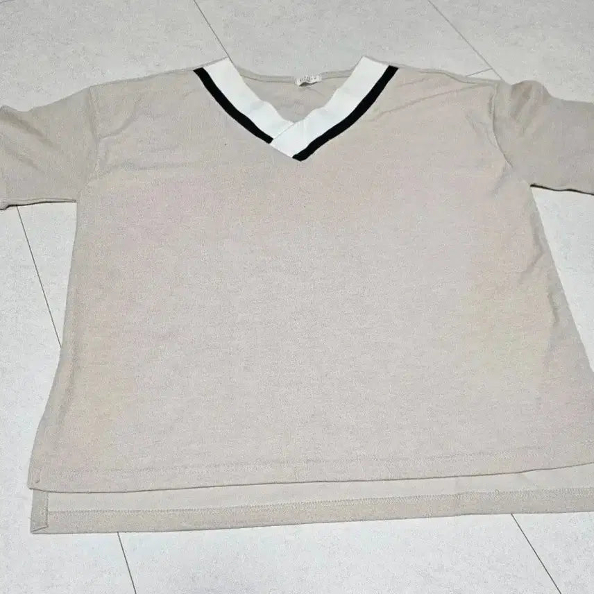 [BUNJANG] V-Neck Knit Short-Sleeve T-Shirt - Ivory / 마지막 가격/v넥 니트 반팔티