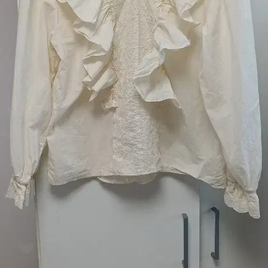 [BUNJANG] Ivory Frill Blouse with Lace Detail / 아이보리 프릴 블라우스 레이스 장식