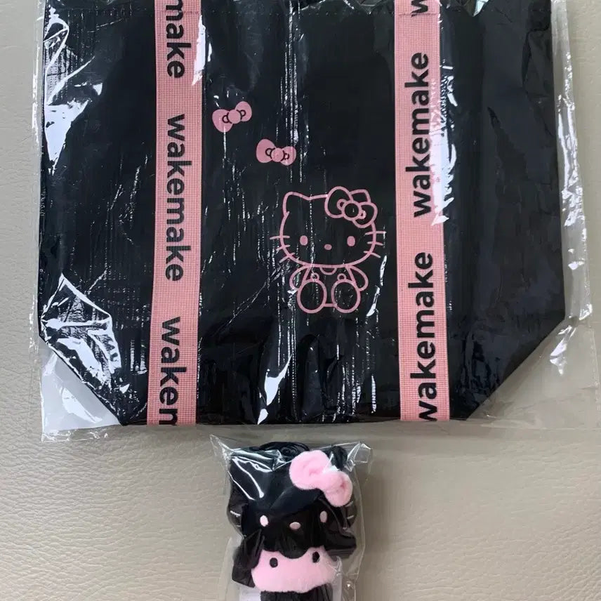 [SOLD OUT] 웨이크메이크 헬로키티 인형키링 + 헬로키티 타포린백