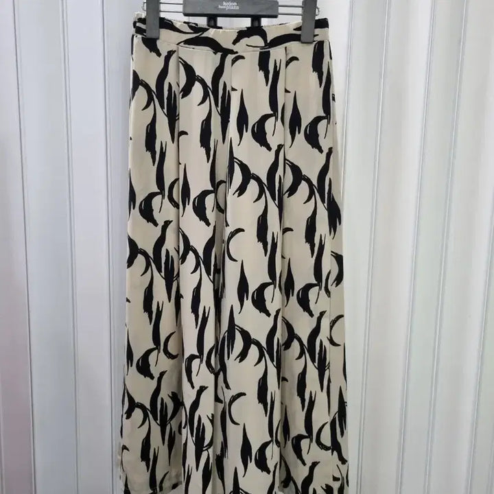 [BUNJANG] Beige Black Patterned Slacks / 베이지 블랙 패턴 바지