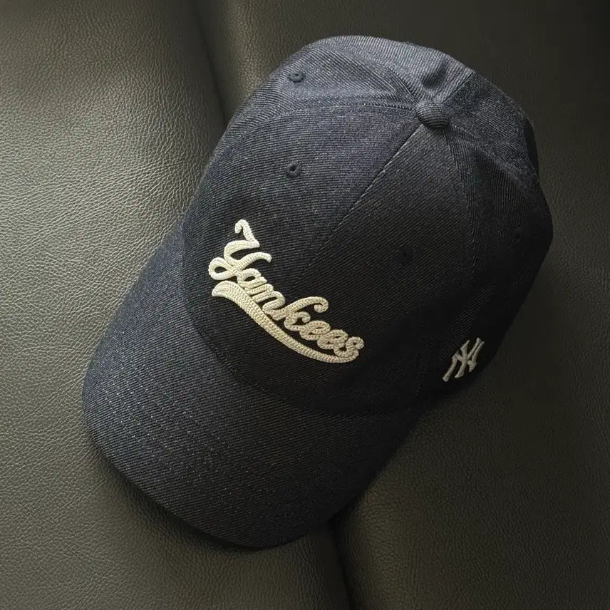 [BUNJANG] MLB Cursive Lettering Denim Unstructured Ball Cap NY (D.Navy) / mlb 컬시브 레터링 데님 언스트럭쳐 볼캡 NY (D.Navy)