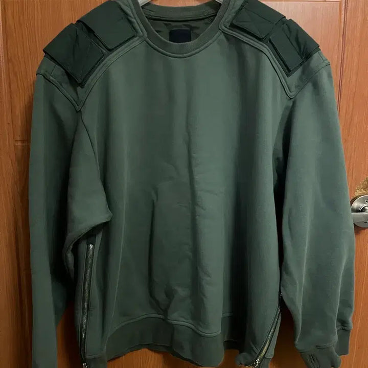 [SOLD OUT] 준지 견장 어깡 맨투맨 카키 (M)