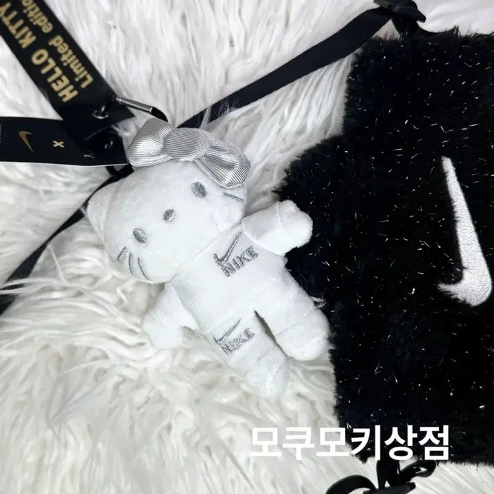 [BUNJANG] Nike x Hello Kitty Collaboration Doll Keychain / 나이키 x 헬로키티 콜라보 인형 키링