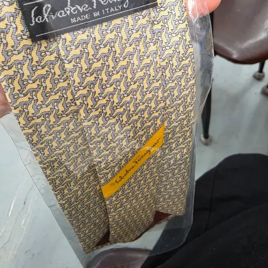 [BUNJANG] Salvatore Ferragamo Yellow Pattern Silk Necktie / 페라가모 넥타이 옐로우 패턴