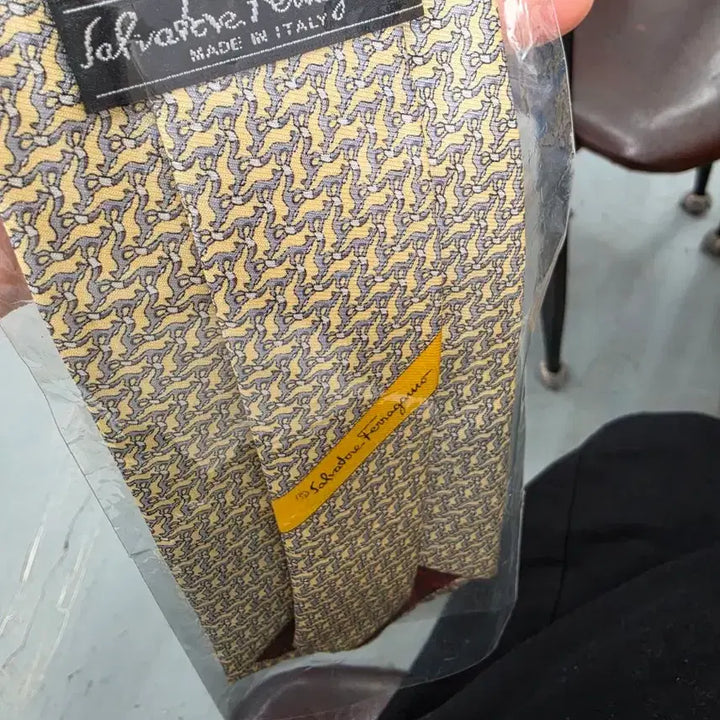 [BUNJANG] Salvatore Ferragamo Yellow Pattern Silk Necktie / 페라가모 넥타이 옐로우 패턴