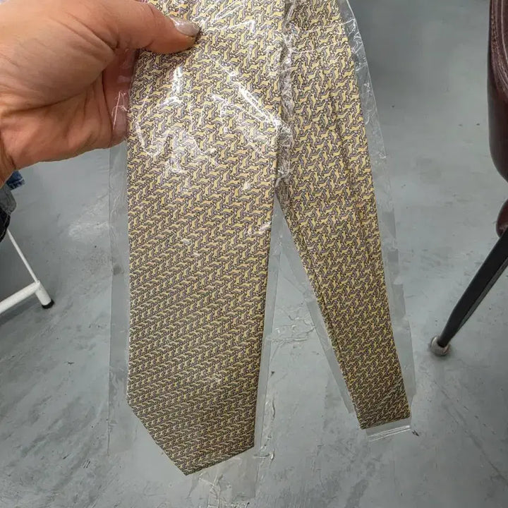[BUNJANG] Salvatore Ferragamo Yellow Pattern Silk Necktie / 페라가모 넥타이 옐로우 패턴