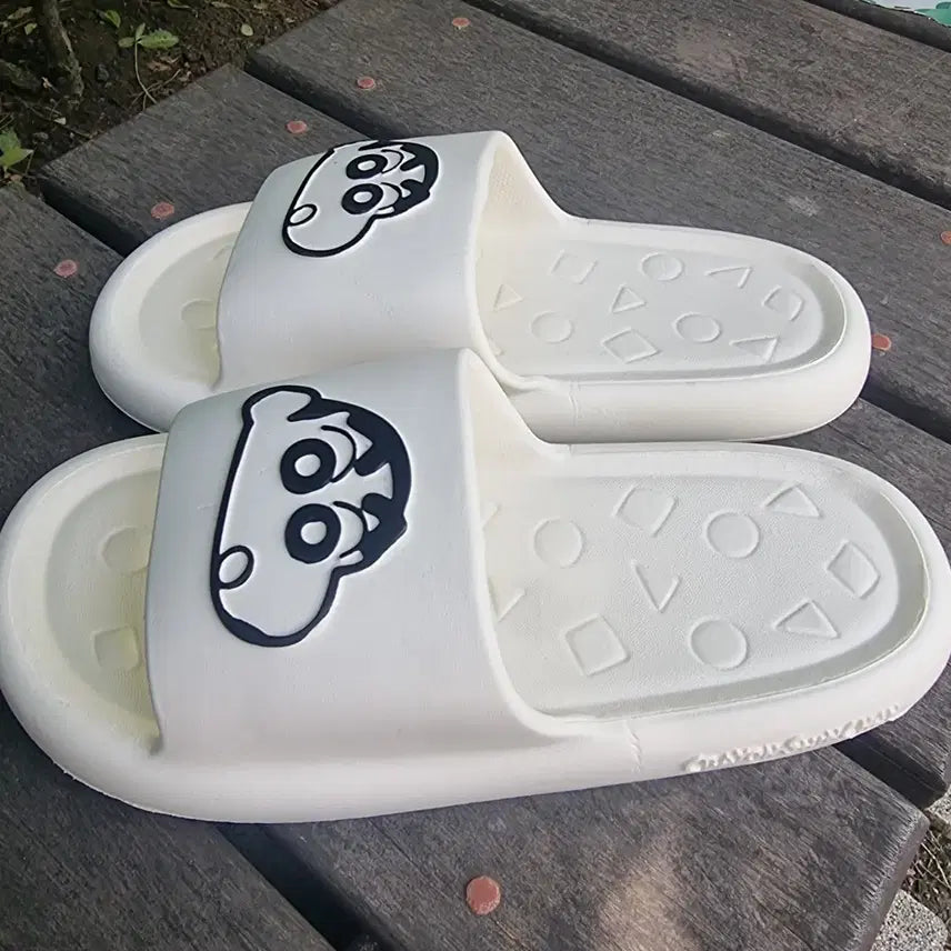 [BUNJANG] Crayon Shin-chan White Slippers &amp; Black Crocs (Size 255) / 짱구 화이트 슬리퍼 &amp; 검정색 크록스 255