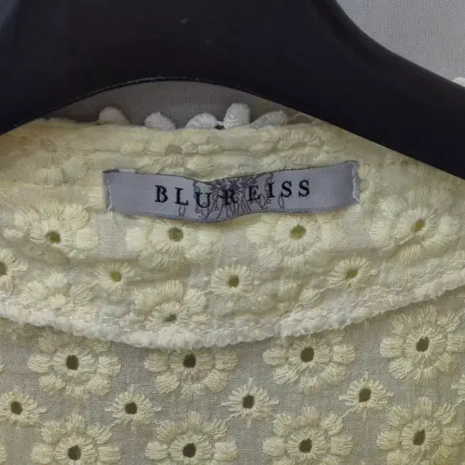 [BUNJANG] BLUREISS Eyelet Lace Blouse / BLUREISS 아일렛 레이스 블라우스