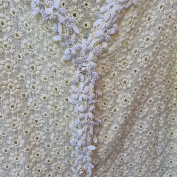 [BUNJANG] BLUREISS Eyelet Lace Blouse / BLUREISS 아일렛 레이스 블라우스