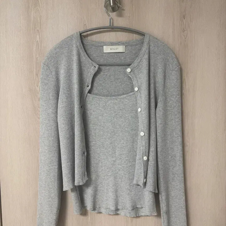 [BUNJANG] Venueet Carrie Cardigan &amp; Sleeveless Set / 베뉴엣 Carrie 캐리 가디건 슬리브리스 세트