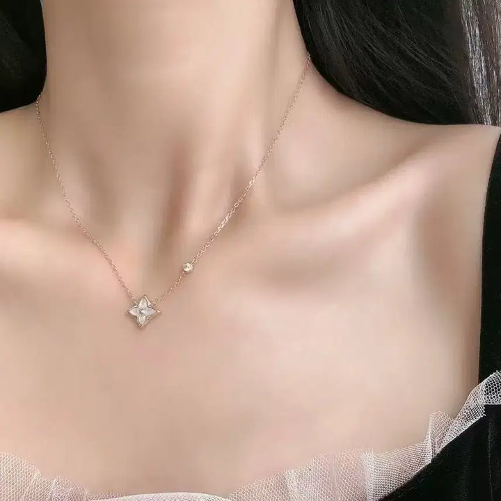[BUNJANG] Louis Vuitton Flower Pendant Gold Necklace / 루이비통 플라워 펜던트 금색 목걸이