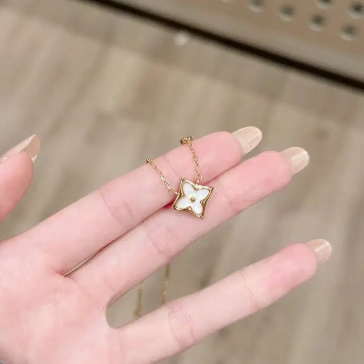 [BUNJANG] Louis Vuitton Flower Pendant Gold Necklace / 루이비통 플라워 펜던트 금색 목걸이