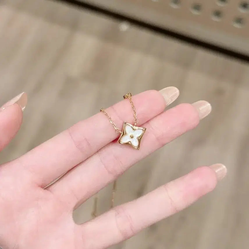 [BUNJANG] Louis Vuitton Flower Pendant Gold Necklace / 루이비통 플라워 펜던트 금색 목걸이