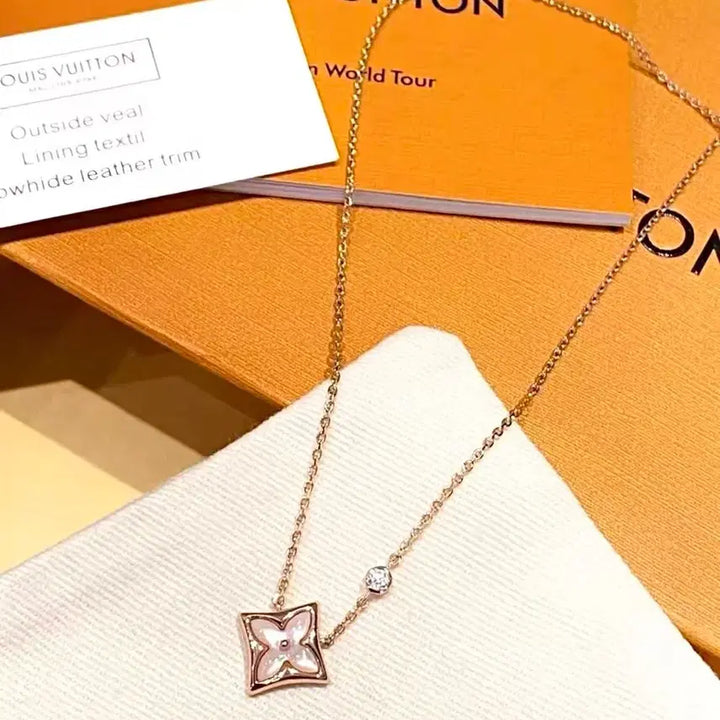 [BUNJANG] Louis Vuitton Flower Pendant Gold Necklace / 루이비통 플라워 펜던트 금색 목걸이