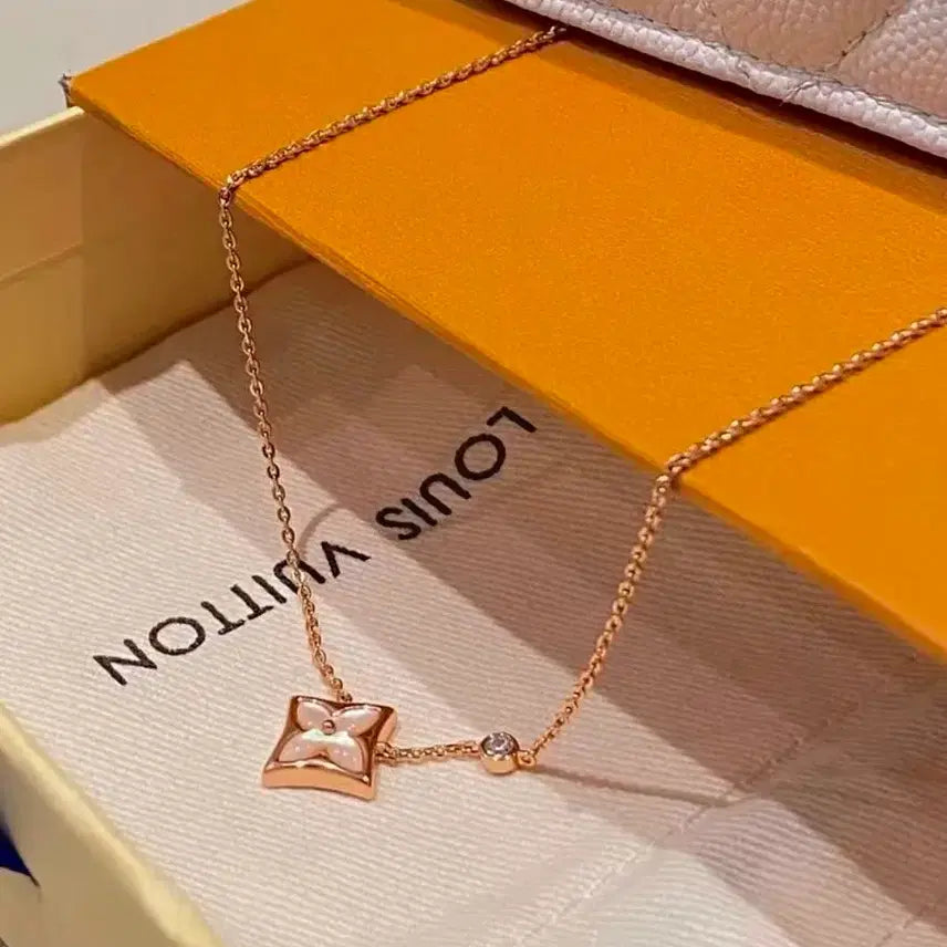 [BUNJANG] Louis Vuitton Flower Pendant Gold Necklace / 루이비통 플라워 펜던트 금색 목걸이