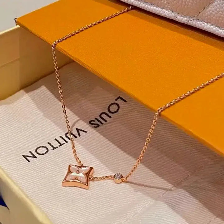 [BUNJANG] Louis Vuitton Flower Pendant Gold Necklace / 루이비통 플라워 펜던트 금색 목걸이