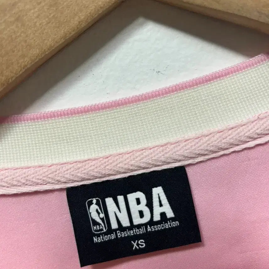 [BUNJANG] NBA Atlanta Hawks Pink Sweatshirt XS / NBA 애틀란타 호크스 핑크 맨투맨 티셔츠 XS
