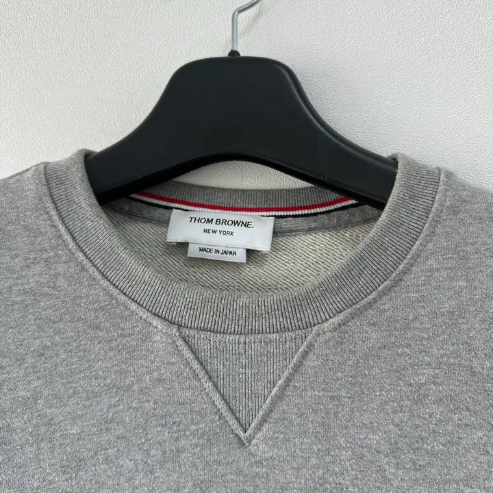 [BUNJANG] Thom Browne Engineered Striped Armband Sweatshirt Grey / [6]톰브라운 엔지니어드 사선완장 맨투맨 그레이