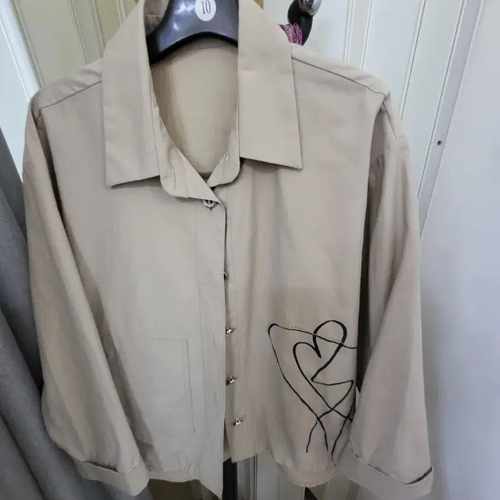 [BUNJANG] Beige Heart Printed Short Jacket / 베이지 하트 프린팅 숏 자켓