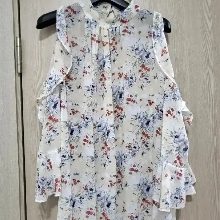 [BUNJANG] Flower Pattern Off-Shoulder Blouse / 플라워 패턴 오프숄더 블라우스
